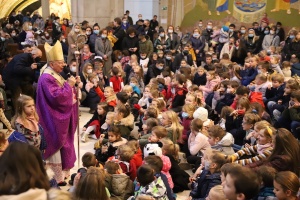 arcybiskup z dziećmi